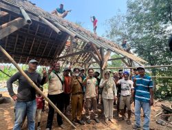 Elly Wahyuni Bantu Renovasi Rumah Warga Podomoro